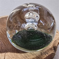 tre-bobler-klar-glaskugle-groen-bund-gammel-svensk-brevpresse